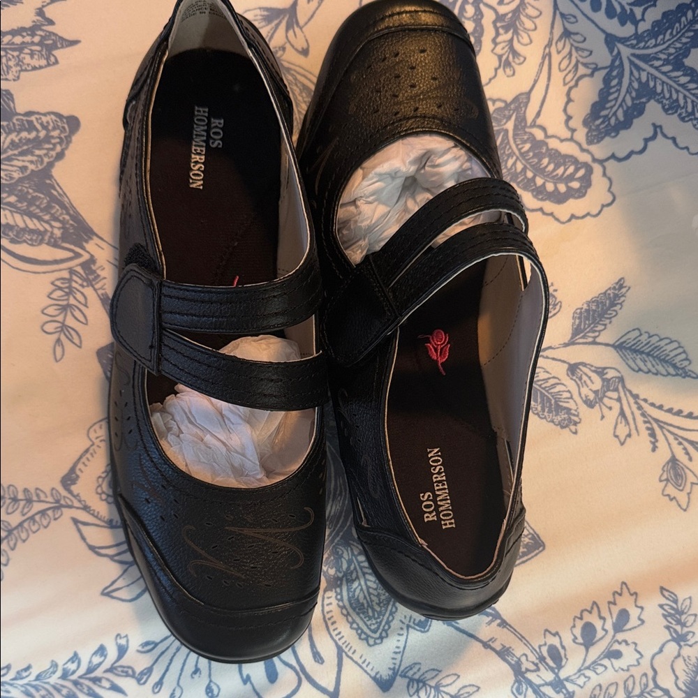 Ros Hommerson Black Dress Shoes never worn still in box